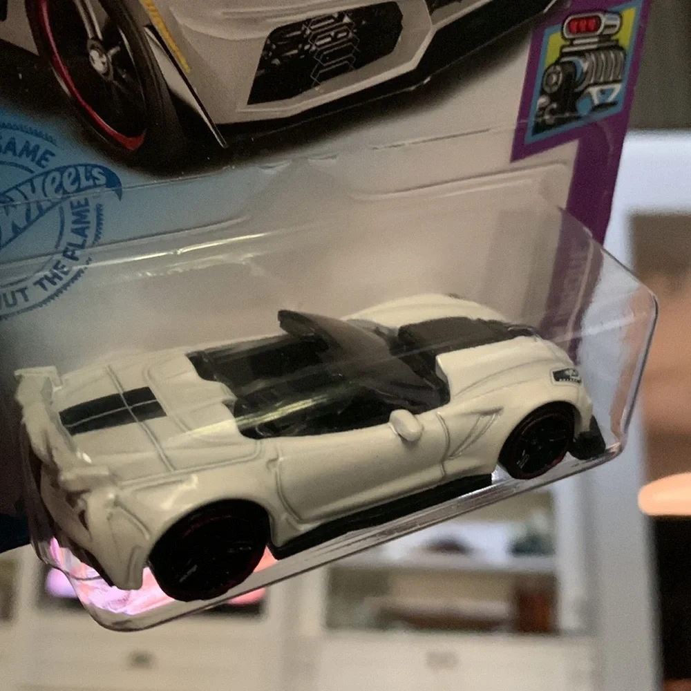 New Hot Wheels’19 Corvette ZR1 White Convertible NIP Newer Redline wheels age 3+